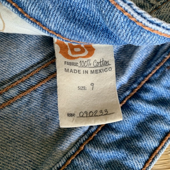 Bullhead distressed jean shorts, size 9 - Picture 6 of 9